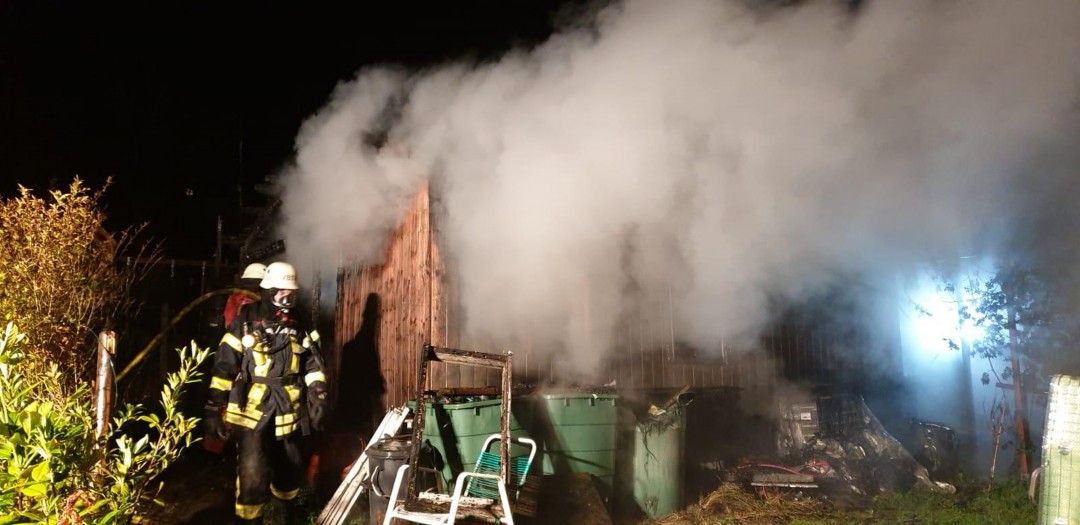 Flammen zerstören Gartenlaube in Langenberg - Velbert, Top - Supertipp Online
