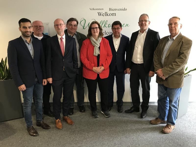 Griese Jobcenter Shamail Arshad (stellv. Vorsitzender der SPD im Kreis Mettmann), Max Kompalik (Mitglied des Kreistages), Manfred Schulte (Fraktionsvorsitzender der SPD-Kreistagsfraktion), Karsten Kunert (Geschäftsführer der SPD-Kreistagsfraktion), Kerstin Griese (MdB Staatssekretärin), Wolfgang Mai (Geschäftsführer Operativ der Agentur für Arbeit Mettmann, Franz Heuel (Geschäftsführer des jobcenters ME-aktiv) und Bernd Falkenau (Mitglied der SPD-Kreistagsfraktion). Foto: Arbeitsagentur