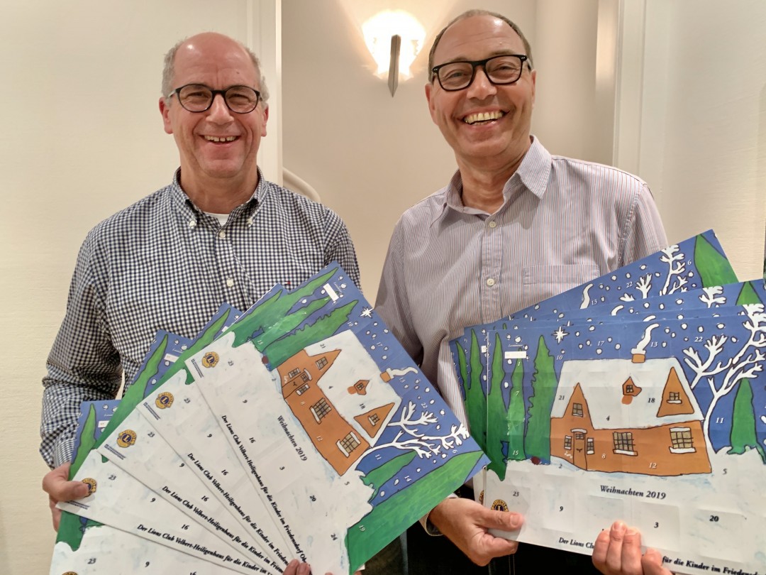 VE_HEI_Lions Kalender Sie präsentieren die neue Auflage des Adventskalenders: Sekretär Martin Bürgener und Präsident Jörg Liebig. Foto: Lions