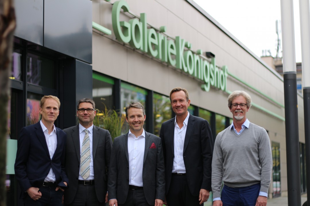 45_ME_Galerie Kö Gruppenbild Freuen sich über den erfolgreichen Abschluss der Umbaumaßnahmen: Ruprecht Melder, Geschäftsführer des Architekturbüros Chapman Taylor; Gernot Falk, Geschäftsführer des ILG-Objektmanagements; Florian Lauerbach, Geschäftsführer der ILG-Holding; Lars Jähnichen, Geschäftsführer von IPH Handelsimmobilien und Dr. Christof Glatzel, Managing Partner der Boening & Glatzel GmbH. Foto: André Volkmann