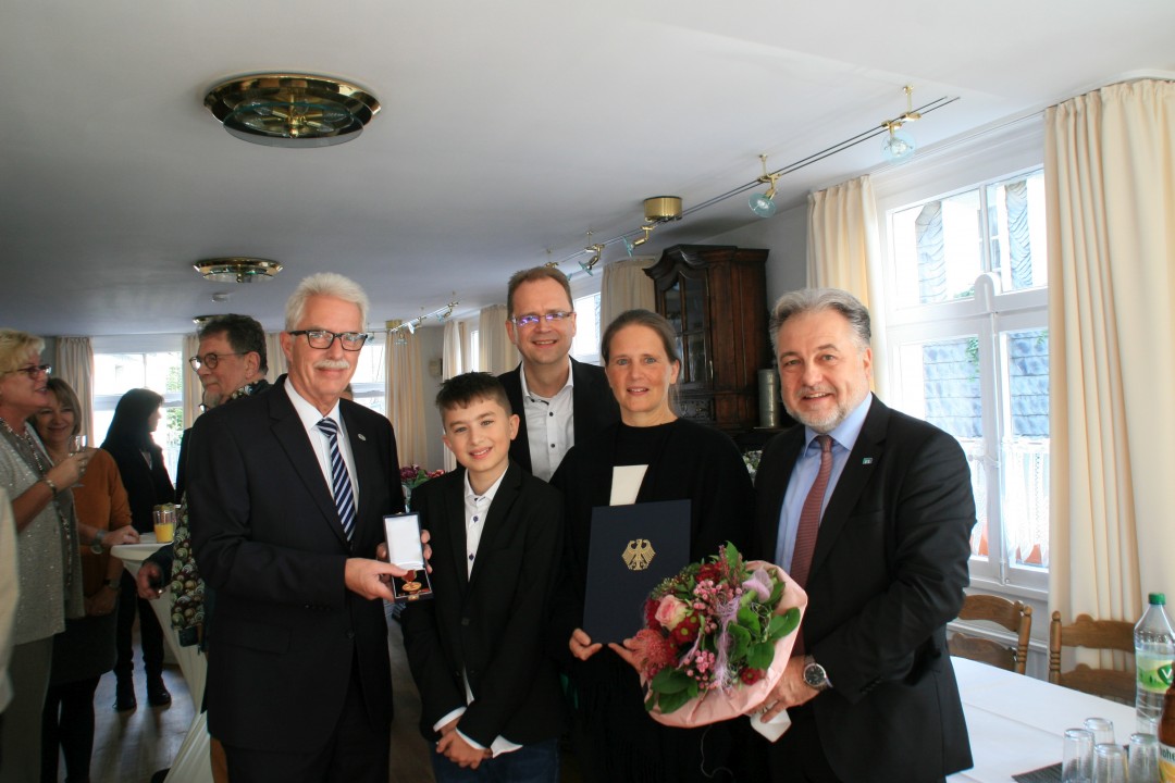 Nicola Hengst-Gohlke Landrat Thomas Hendele (l.) und Bürgermeister Thomas Dinkelmann (r.) mit Nicola Hengst-Gohlke, Ehemann Jens Gohlke und Sohn Jan. Foto: Kreisstadt Mettmann