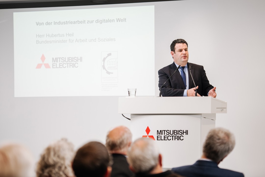 Pressebild 1 Bundesarbeitsminister Hubertus Heil war auch bei Mitsubishi Electric zu Gast. Foto: Christina Louise Photography