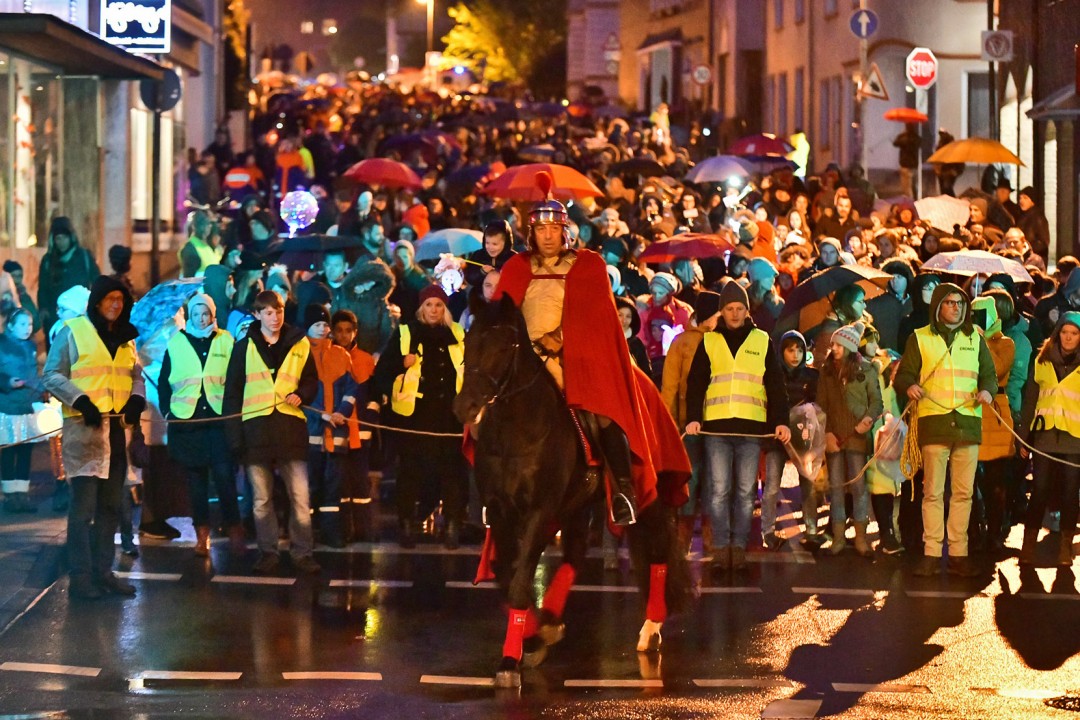 Sankt_Martin_Wuelfrath_MK5_1683 Leuchtende Laternen, Gesang und Blasmusik gab es zur Begleitung von Sankt Martin hoch zu Ross durch die Wülfrather Innenstadt. Foto: Mathias Kehren