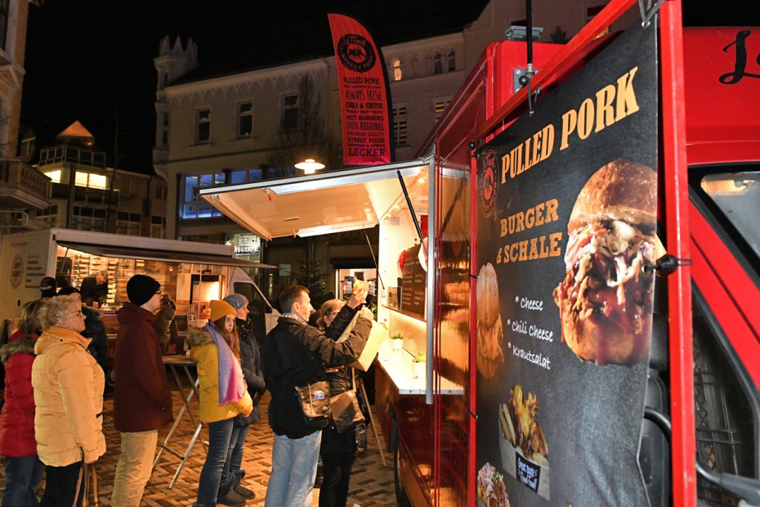 Street-Food-Trucks_Winterzauber-Velbert_MK5_2581 Food-Trucks am Offersplatz und ein verkaufsoffener Sonntag locken morgen in die Velberter City. Foto: Mathias Kehren