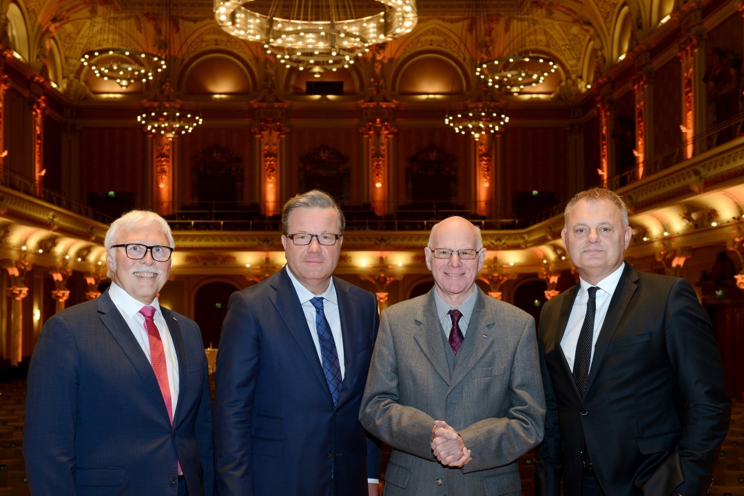 Volksbank-Symposium Norbert Lammert (M.) war der Redner beim diesjährigen Volksbank-Symposium. Die Vorstände Andreas Otto (r.) und Lutz Uwe Magney (l.) sowie Aufsichtsratsvorsitzender Thomas Schäfer (2.v.l.) begrüßten ihn in der Historischen Stadthalle. Foto: Volksbank