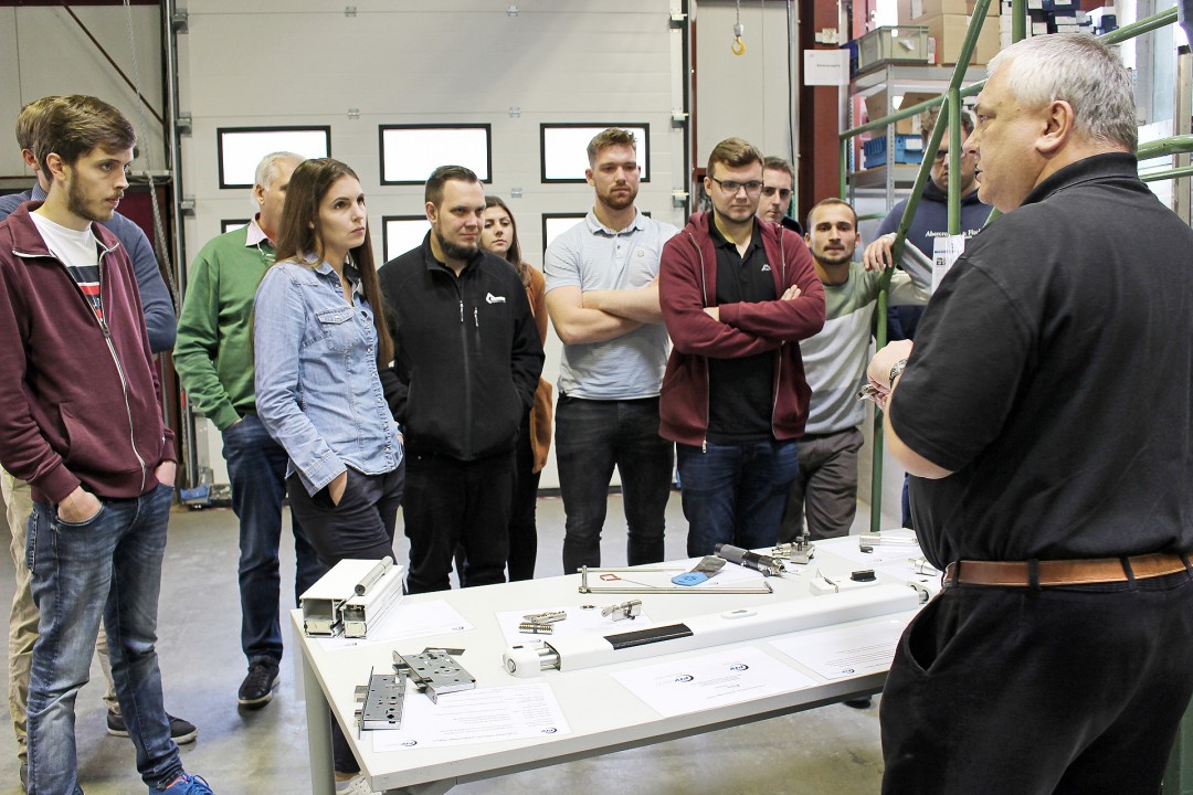 ZHH_2019_PIV1 (1) Die Teilnehmer des ZHH-Lehrgangs zu Besuch im Prüfinstitut Schlösser und Beschläge Velbert. Foto: FVSB