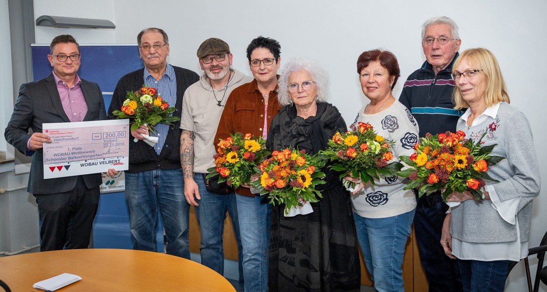 Die Gewinner bekamen Geldpreise und Blumensträuße. Foto: Wobau