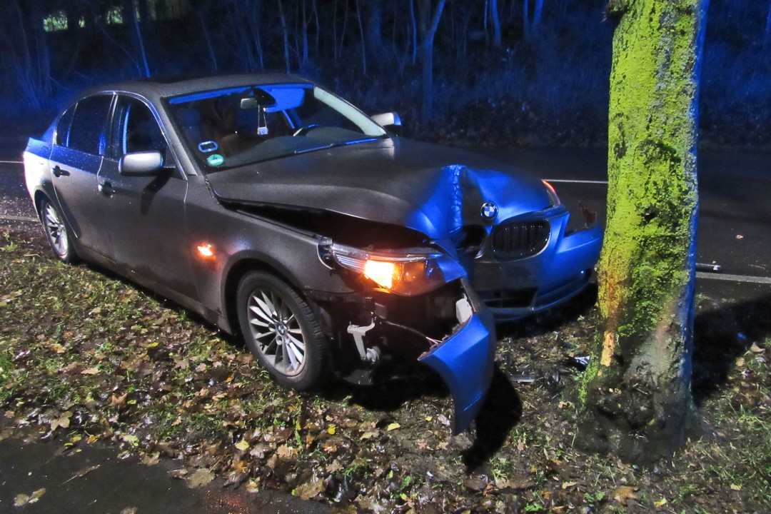 IMG_9481 (1) Der BMW wurde durch den Aufprall auf den Baum stark beschädigt. Sein Fahrer erlitt schwere Verletzungen und wurde in ein Krankenhaus gebracht. Foto: Polizei