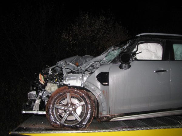Bis zur Windschutzscheibe reichen die Schäden an dem Mini Cooper. Foto: Polizei