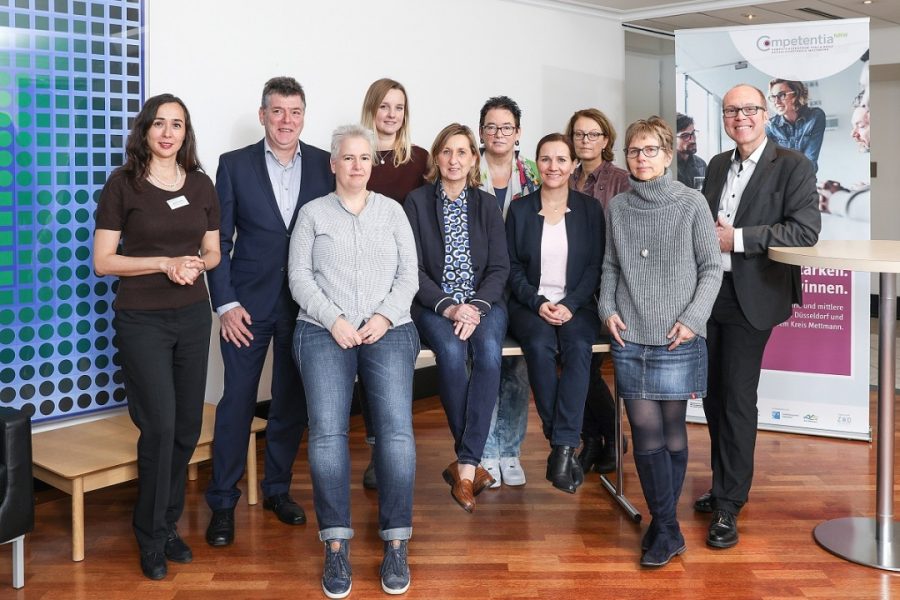 Pflege_Coach_IHK-7322 Leonora Fricker (Kompetenzzentrum Frau und Beruf Düsseldorf Kreis Mettmann), Stefan Steinsiepen (Sparkasse Hilden Ratingen Velbert), Eva-Christina Bergmeister (anyMOTION GRA-PHICS GmbH), Inga Heuel (auxmoney GmbH), Cornelia Holländer (Referentin), Gabriele Schoek (Staatskanzlei des Landes NRW), Katja Hannig (ERGO Group), Christa Beermann (Refe-rentin), Claudia Thienenkamp (Dücker conveyor systems GmbH) und Stephan Jäger (IHK Düsseldorf). Foto: Melanie Zanin
