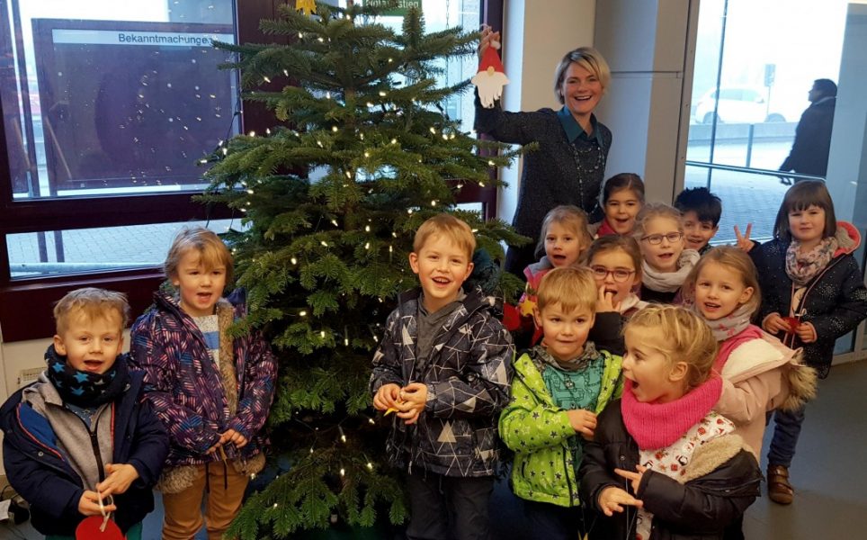 Tannenbaum ONLINE Bürgermeisterin Dr. Claudia Panke mit Kindern des komm. Kinder- und Familienzentrums Ellenbeek. Foto: Stadt Wülfrath