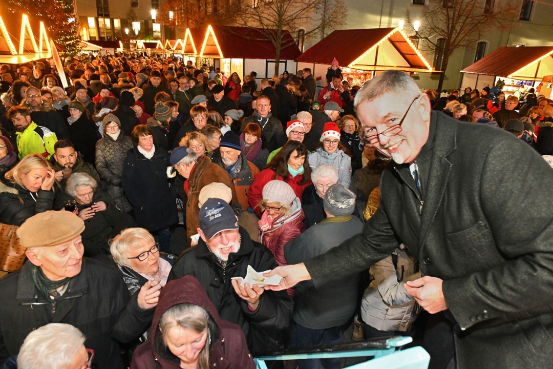 Weihnachtsmarkt_Heiligenhaus_MK5_3180 Mit dem traditionellen Stollenanschnitt durch Bürgermeister Michael Beck ist der Heiligenhauser Weihnachtsmarkt gestartet. Foto: Mathias Kehren