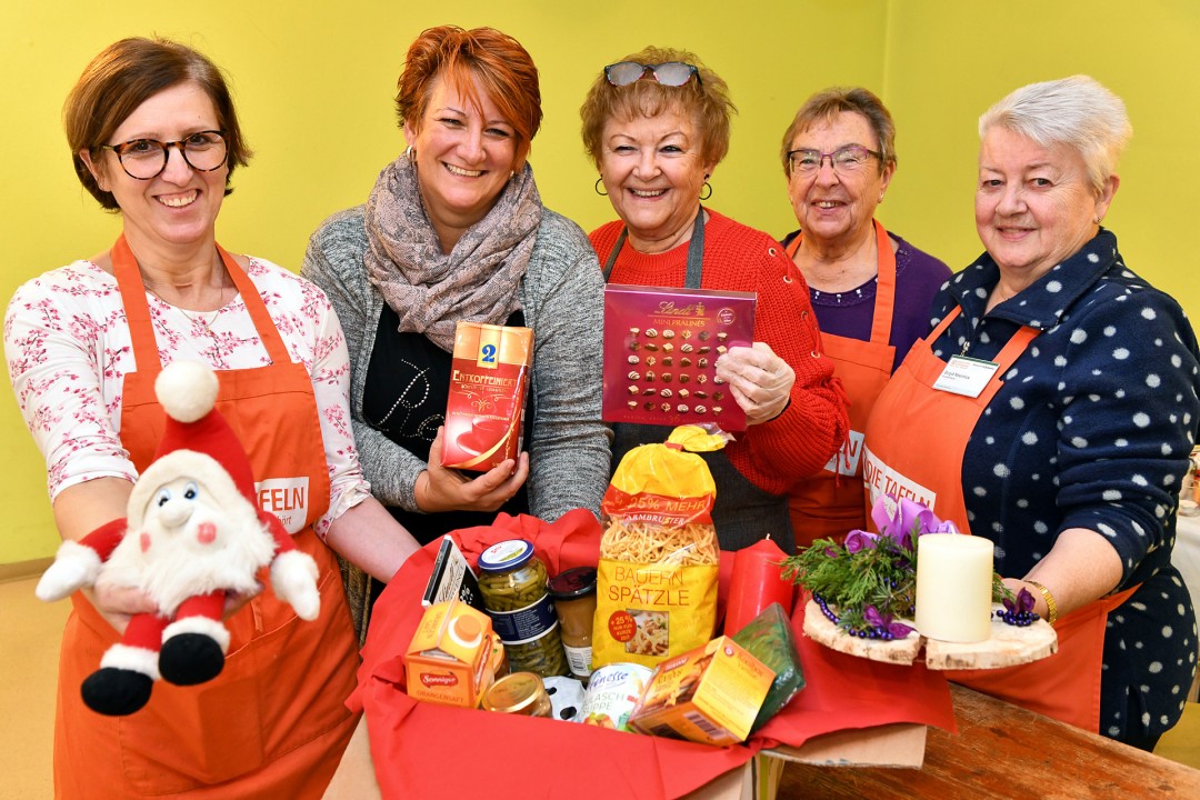 Weihnachtstütenaktion_Tafel_MK5_2646 Maria Thiele, Tanja Högström, Marion Hoffmann, Ingrid Gailus und Brigit Neerincx zeigen, was in eine Weihnachtstüte gepackt werden kann. Foto: Mathias Kehren