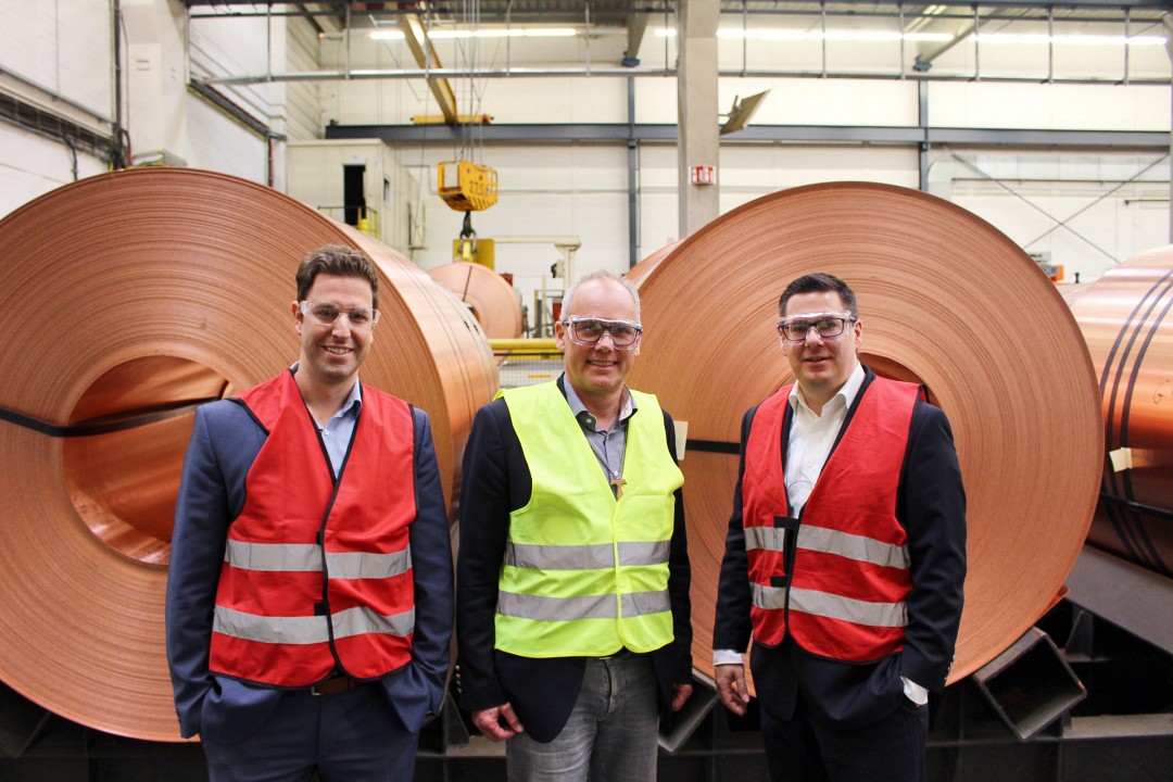 Wieland-Werke_Straesser Manuell Nisch (Wieland-Werke AG), Landtagsabgeordneter Martin Sträßer (CDU) und Dr. Dirk Herrmann (Wieland-Werke AG) vor den sogenannten Kupfer-Coils, die in Velbert-Langenberg verarbeitet werden. Foto: Büro Sträßer