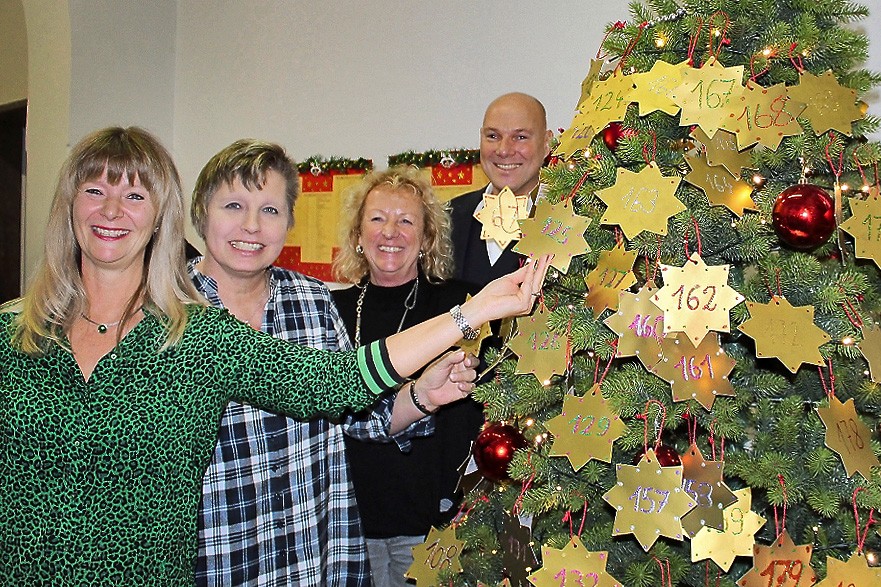 Wunschbaum_Velbert Haben die Wunschbaum-Aktion in Velbert vorgestellt: Elke Grünendahl, Gaby Rieth vom Verein für Velberter Kinder, Petra Henning vom städtischen Fachbereich Jugend und Soziales und Bürgermeister Dirk Lukrafka. Foto: Hans-Joachim Kling