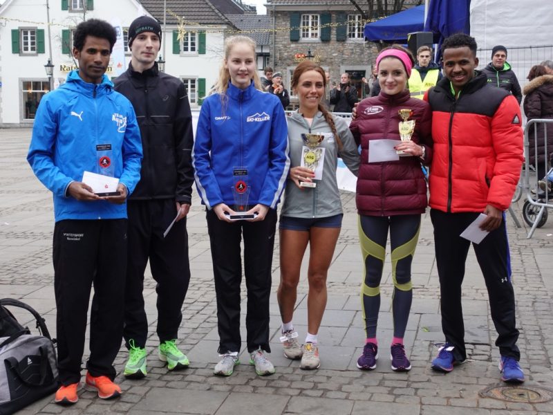 2020-01-05 Sieger 10 km (1) Die Siegerinnen und Sieger des Hauptlaufs über zehn Kilometer posieren für das obligatorische Gruppenfoto: Foto: ASC Ratingen
