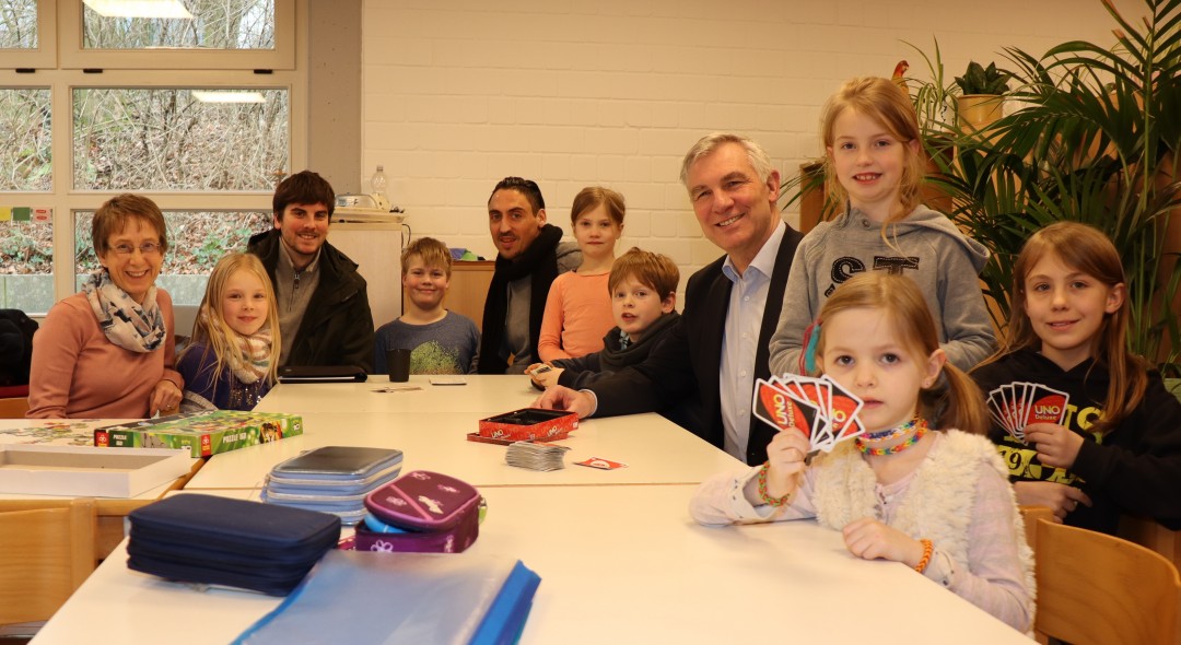 2020-01-30-Ogata Homberg OGS-Leiterin Maria Bassek (links) und Bürgermeister Klaus Pesch freuen sich, dass es so schnell geklappt hat mit der Renovierung des Ausweichquartiers an der Herrnhuter Straße 8. Nils Rieger vom Amt für Gebäudemanagement (3.v.l.) hat die Bauarbeiten koordiniert. Foto: Stadt Ratingen
