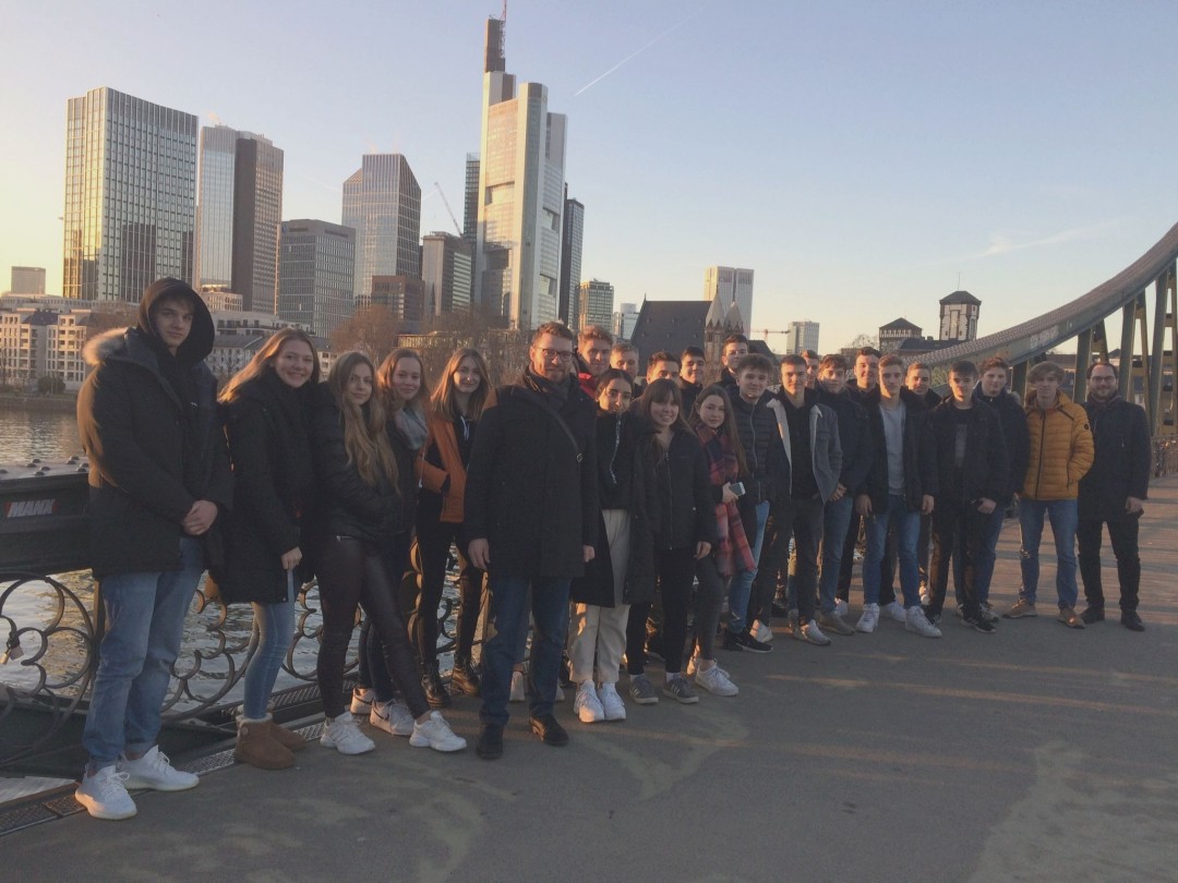 Foto Skyline Die Frankfurter Skyline haben die Ausflügler sich als Hintergrundmotiv für ihr Gruppenfoto ausgesucht. Foto: KHG