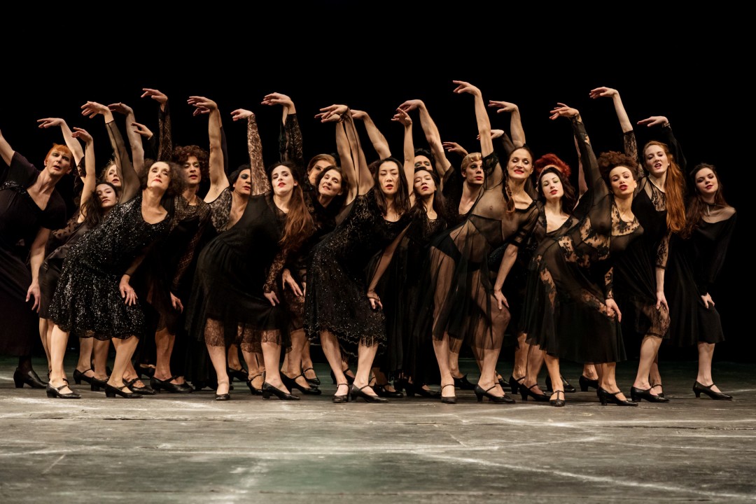 Bausch_c_Oliver Look „Die sieben Todsünden“: Das Tanztheater Wuppertal Pina Bausch nimmt im März 2020 den zweiteiligen Brecht/Weill-Abend wieder auf. Foto: Oliver Look
