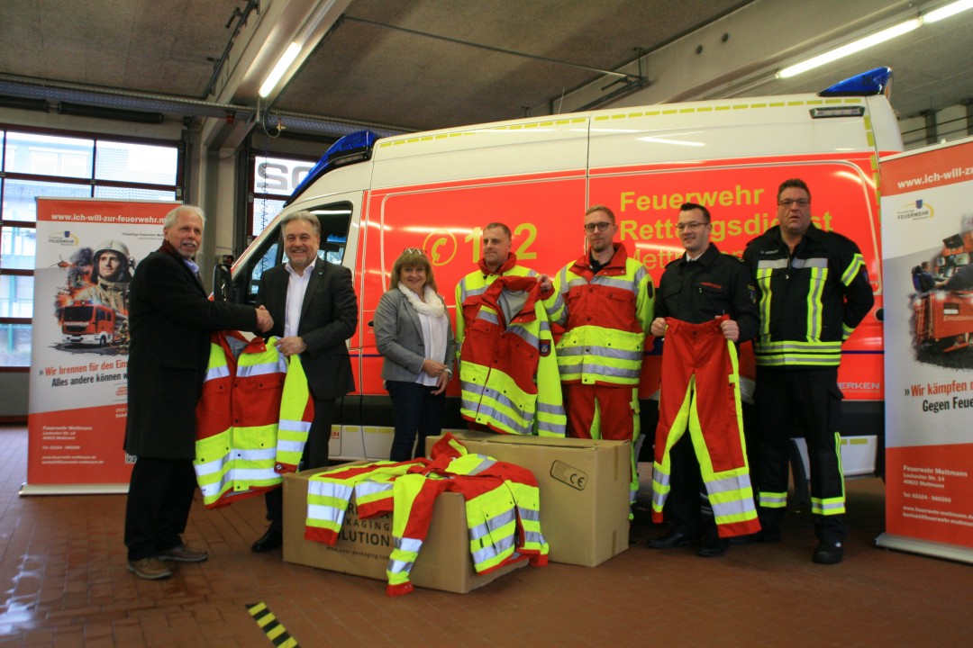 Spende Feuerwehr Gorazde 1 Bürgermeister Thomas Dinkelmann überreicht Ekrem Usanovic (l.) Dienstkleidung für die Rettungssanitäter in Gorazde. Bei der Übergabe waren Dezernentin Veronika Traumann, Notfallsanitäter Christian Zemla (4. v. l.), Rettungssanitäter Jan Rützel (3. v. r.), Matthias Mausbach (2. v. r.), Amtsleiter Feuerschutz und Rettungswesen, und Dirk Herrmann (r.), Dienstgruppenleiter und zuständig für die Beschaffung der Dienstkleidung der Einsatzkräfte, dabei. Foto: Kreisstadt Mettmann