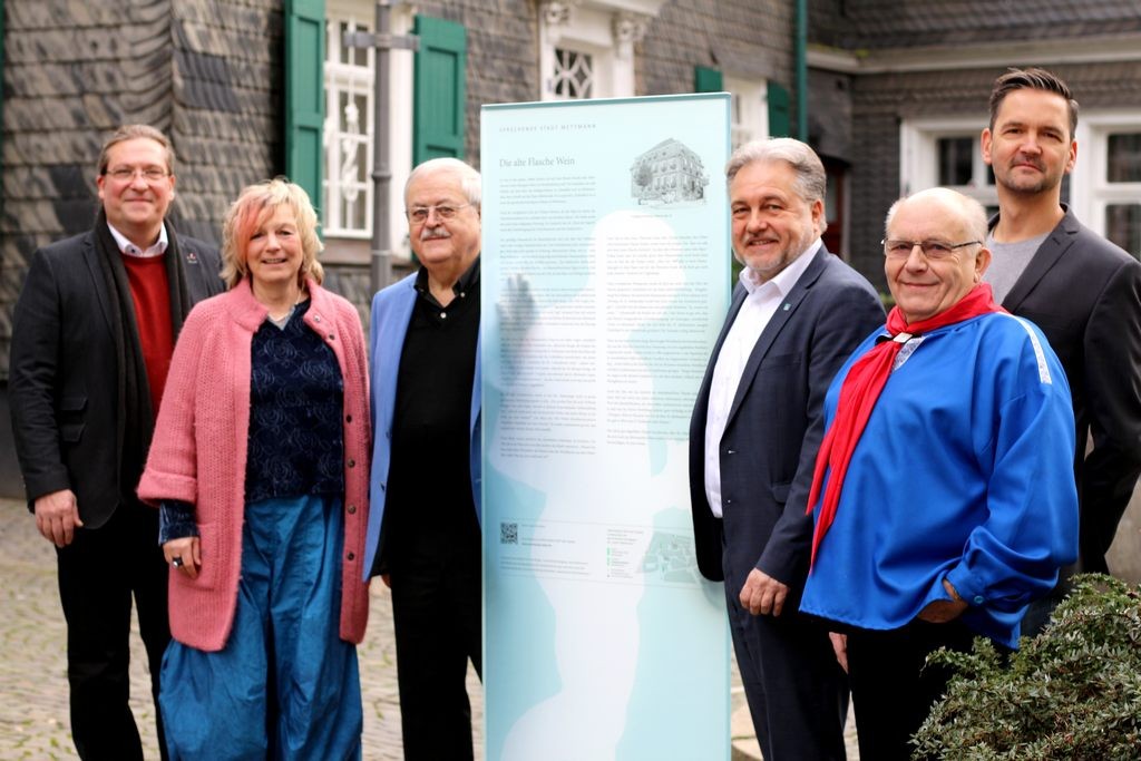 Stele_Einweihung_ONLINE Ingo Grenzstein, Dagmar Grotendorst, Professor Bernd Günther, Bürgermeister Thomas Dinkelmann, Aulen-Chef Friedel Liesenkloß und Marek Heindorff weihen die Glasstele vor dem Mettmanner Stadtgeschichtshaus ein. Foto: André Volkmann