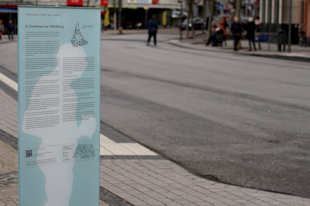 Auf dem "Jubi", an der Bushaltestelle gegenüber der Kreissparkasse, kann man erfahren, wie der Jubiläumsplatz enstanden ist - und was das mit einem Bäcker zu tun hat, der "in Unterhosen zur Wehrübung" rannte. Foto: André Volkmann