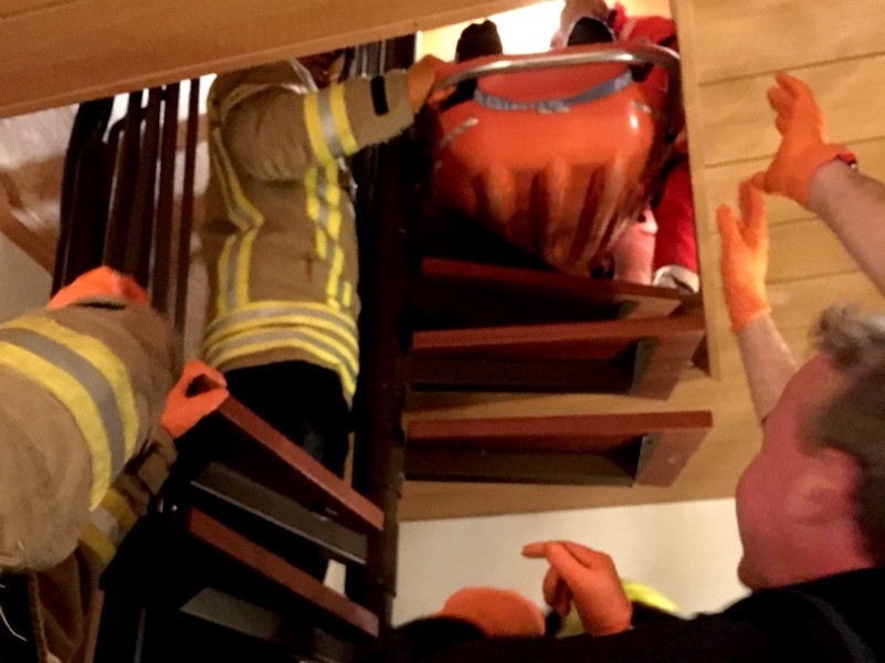 FW Ratingen Rettung übergewichtiger Patient Nach Demontage von Teilen einer Wendeltreppe konnte der mann geborgen werden. Foto: Feuerwehr Ratingen