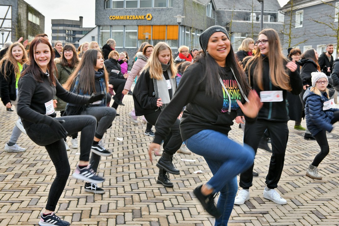 One_Billion_Rising_Velbert_MK5_6239 Über 100 Frauen und Mädchen beteiligten sich in Velbert bei der Tanzdemo